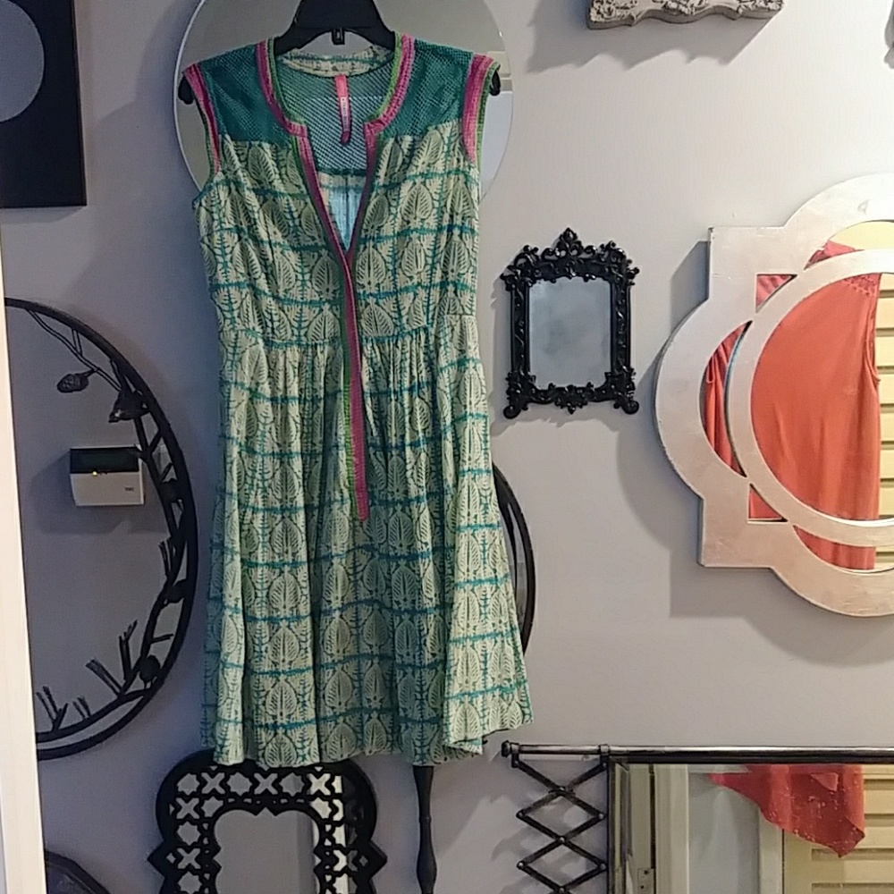 Beautiful dress with amazing colors and detail.